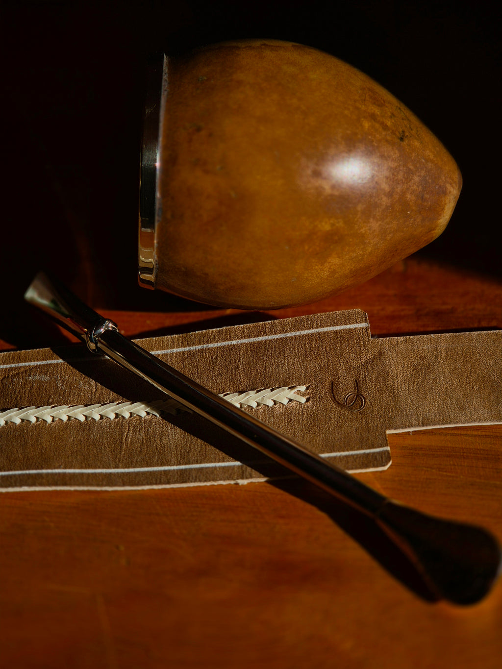 The Sleek Flat-Rim Mate Kit - Premium Leather Stand Included