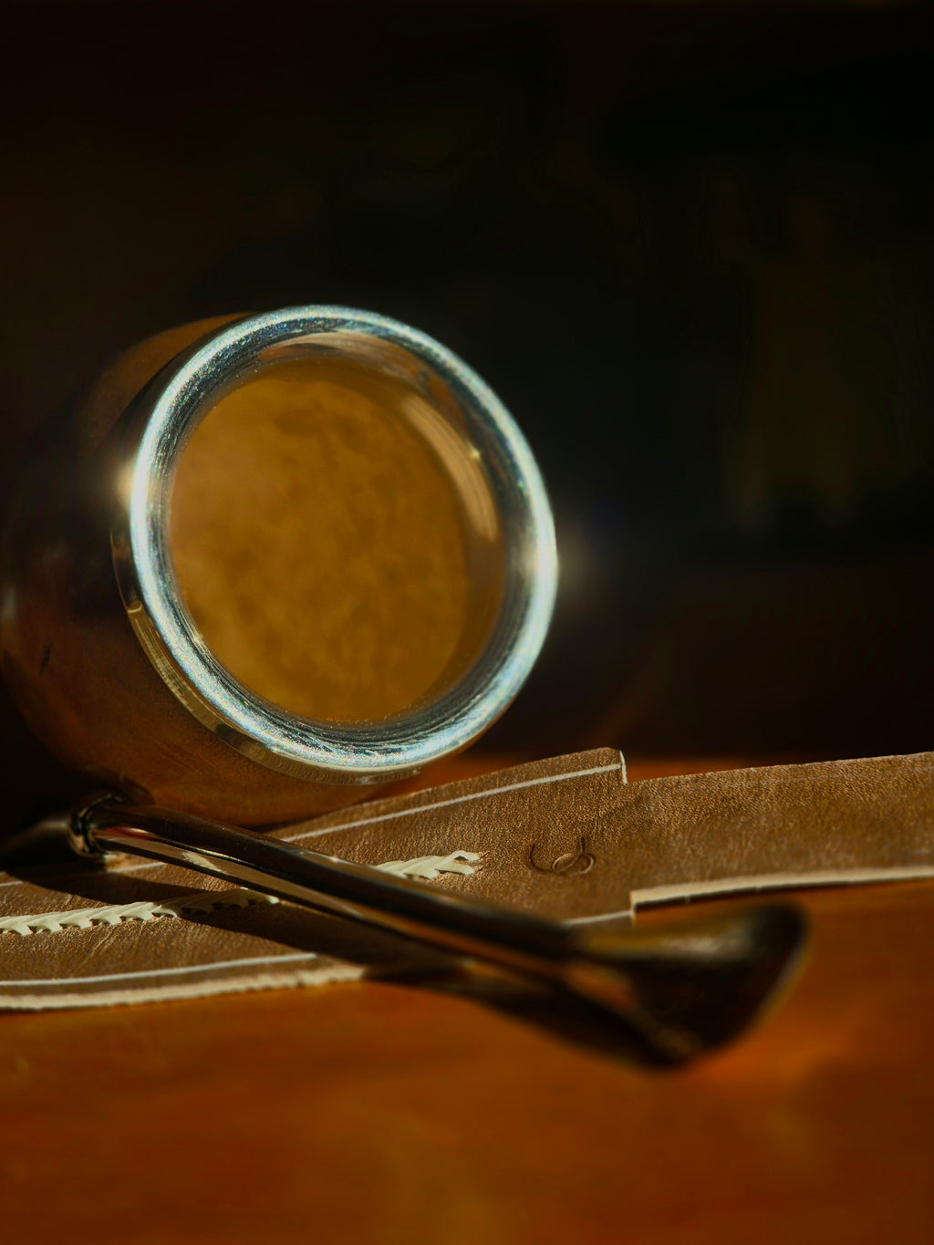 The Sleek Flat-Rim Mate Kit - Premium Leather Stand Included